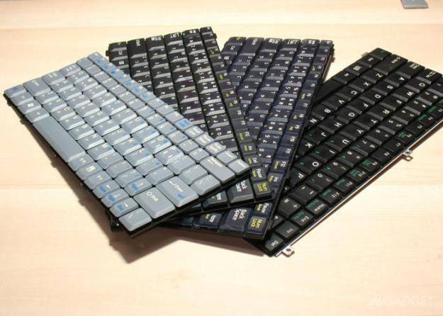 Вид сверху клавиатуры ноутбука и молотка крупным планом :: Стоковая фотография :: Pixel-Shot Studio